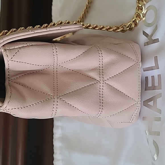 Michael Kors White Quilted Shoulder Bag with Gold Chain - Picture 4 of 11